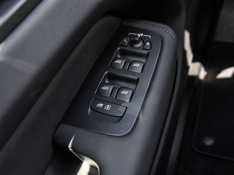 2026 Volvo XC60 Ultra Dark Theme-12