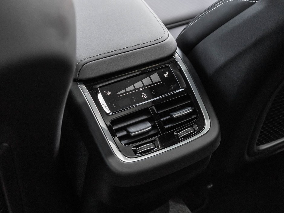2026 Volvo XC60 Ultra Dark Theme-28