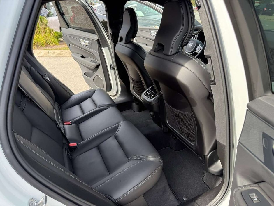 2026 Volvo XC60 Ultra Dark Theme-18