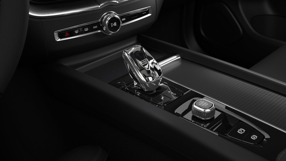 2027 Volvo XC60 Plus Black Edition-10
