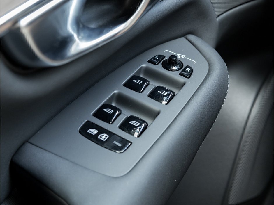 2025 Volvo XC90 Plus Bright Theme-14