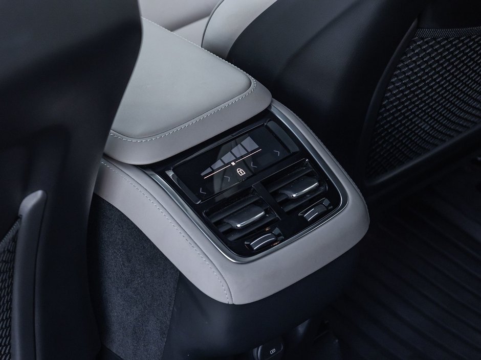 2025 Volvo XC90 Core Bright Theme-26