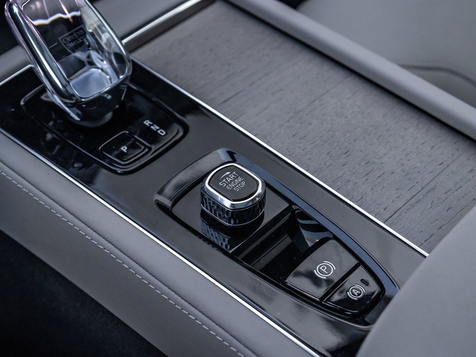 2025 Volvo XC90 Core Bright Theme-17