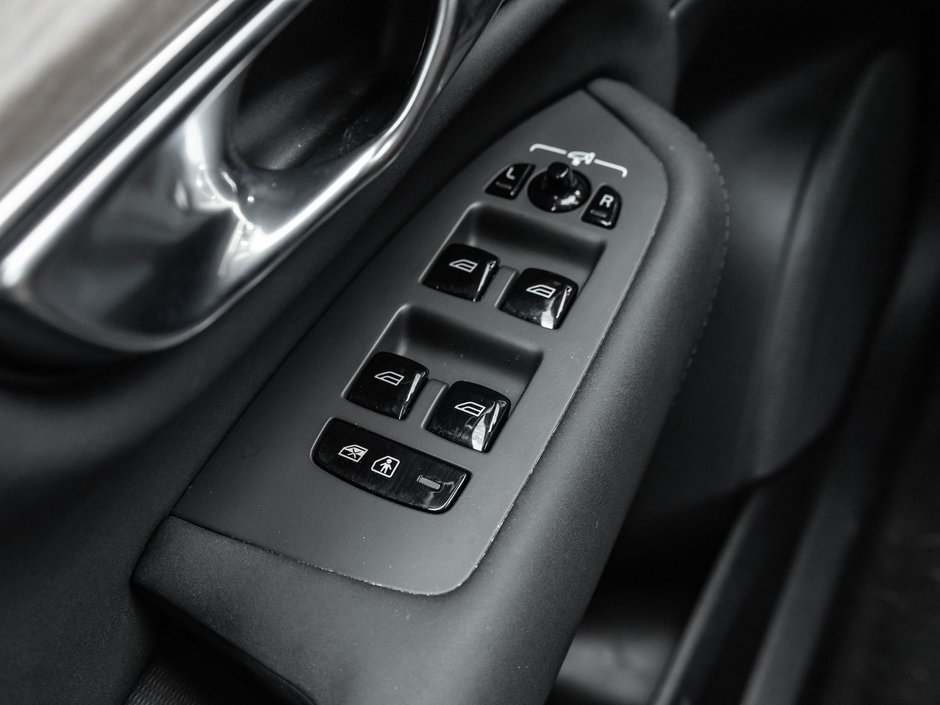 2025 Volvo XC90 Plus Bright Theme-17