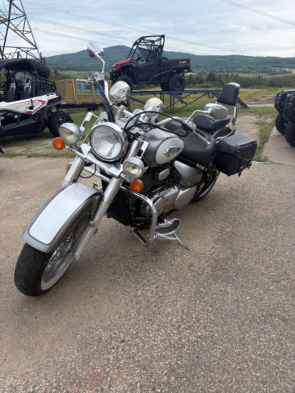 Suzuki VL800  2003 à La Malbaie, Québec - w940px