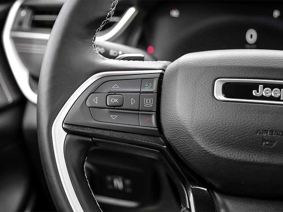 2025 Jeep Grand Cherokee LAREDO-12