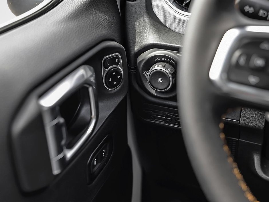 2025 Jeep Wrangler 4-Door SAHARA-12