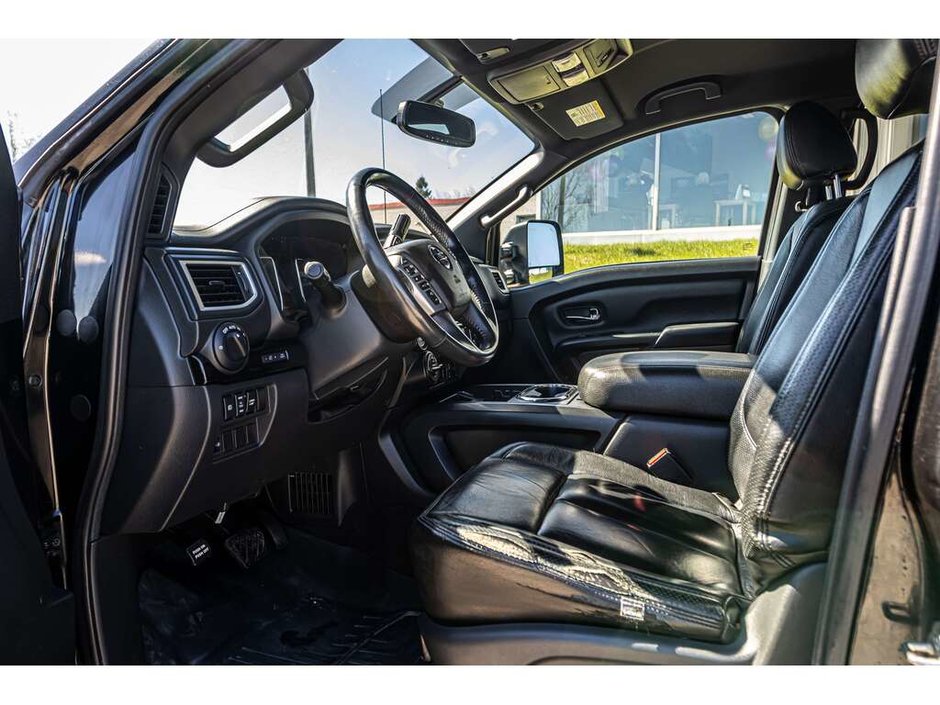 2018 Nissan Titan SV Midnight Edition 4x4 Crew Cab SV Midnight Edition