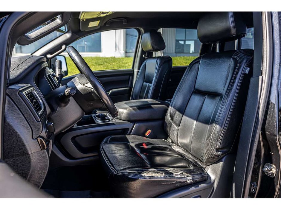 2018 Nissan Titan SV Midnight Edition 4x4 Crew Cab SV Midnight Edition