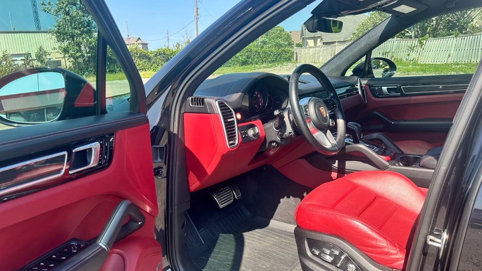 2021 Porsche Cayenne GTS PREMIUM PLUS PKG/BORDEAUX RED INTERIOR/ASSITANCE PKG/REAR ENTERTAINMENT/SPORT CHRONO PKG