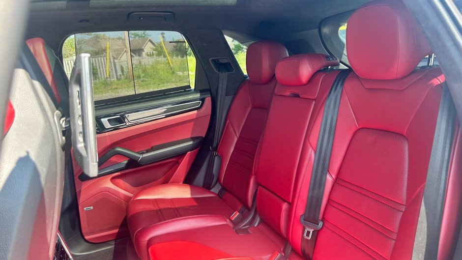 2021 Porsche Cayenne GTS PREMIUM PLUS PKG/BORDEAUX RED INTERIOR/ASSITANCE PKG/REAR ENTERTAINMENT/SPORT CHRONO PKG