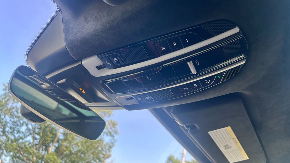 2021 Porsche Cayenne GTS PREMIUM PLUS PKG/BORDEAUX RED INTERIOR/ASSITANCE PKG/REAR ENTERTAINMENT/SPORT CHRONO PKG