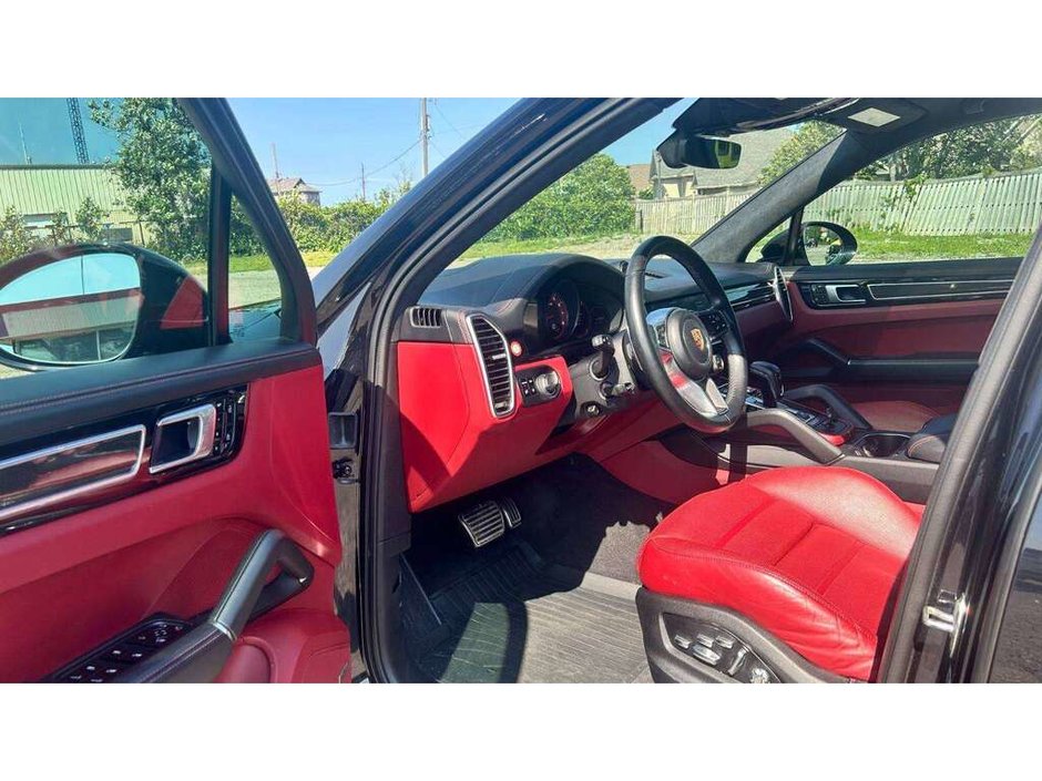 2021 Porsche Cayenne GTS PREMIUM PLUS PKG/BORDEAUX RED INTERIOR/ASSITANCE PKG/REAR ENTERTAINMENT/SPORT CHRONO PKG