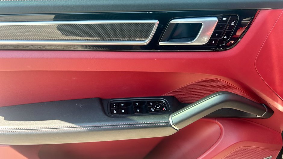 2021 Porsche Cayenne GTS PREMIUM PLUS PKG/BORDEAUX RED INTERIOR/ASSITANCE PKG/REAR ENTERTAINMENT/SPORT CHRONO PKG
