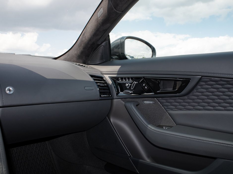 Jaguar F-TYPE 75 2024-19