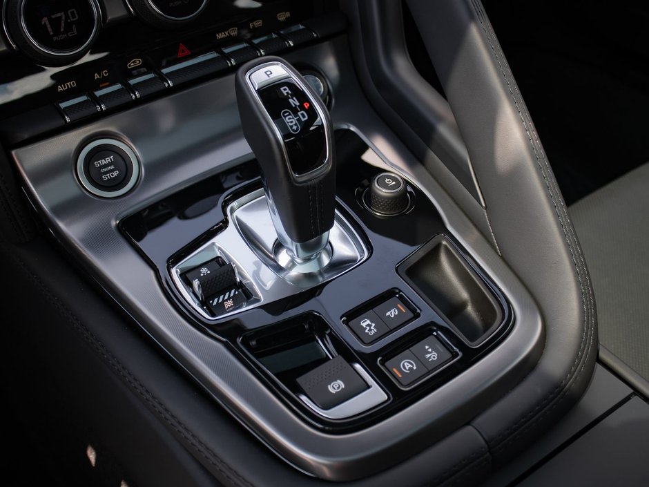 Jaguar F-TYPE 75 2024-20