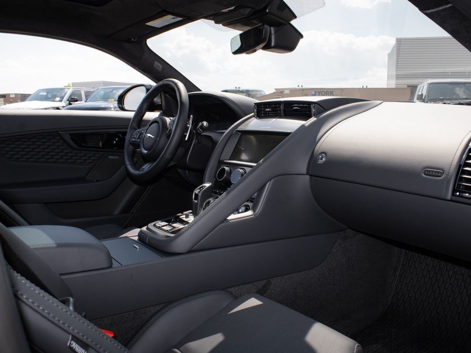 Jaguar F-TYPE 75 2024-31