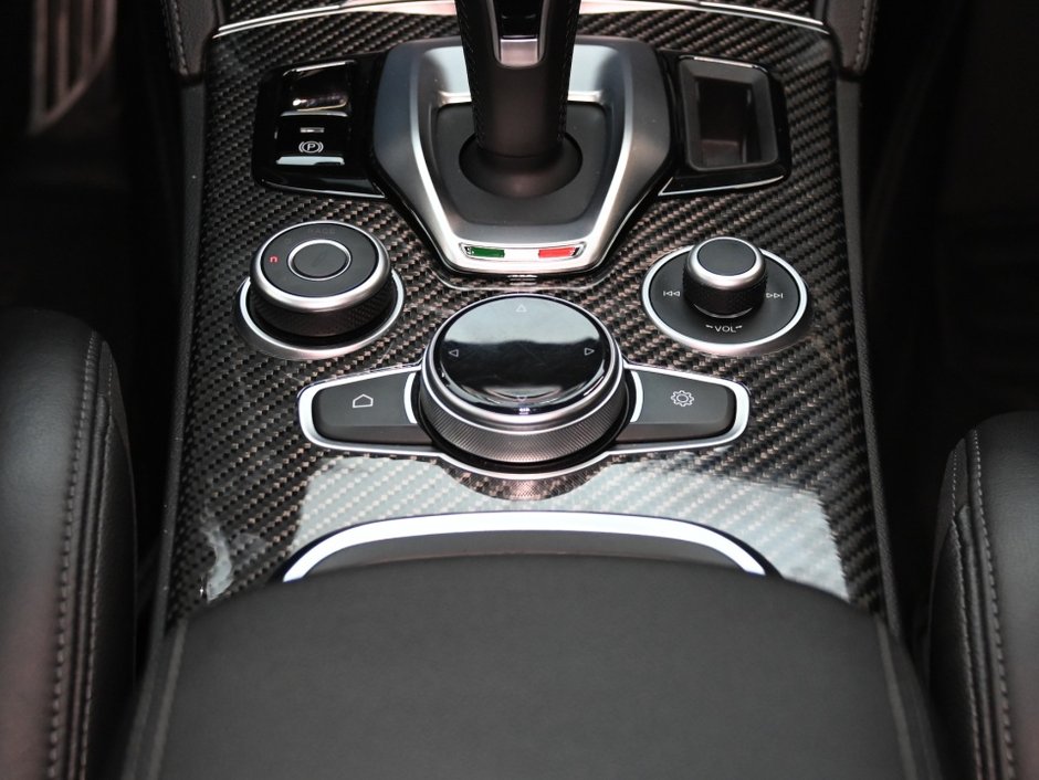 2022 Alfa Romeo Stelvio Quadrifoglio-27