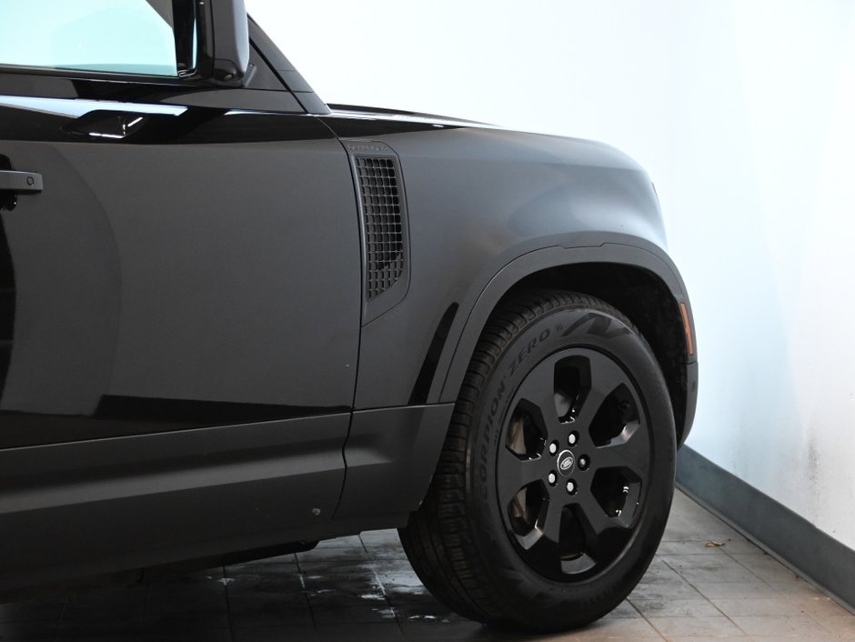 2023 Land Rover Defender SE-29