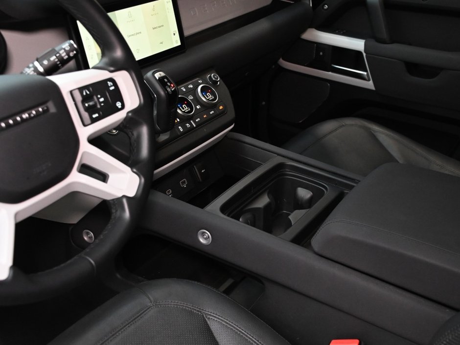 2023 Land Rover Defender SE-13