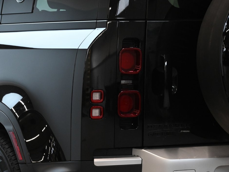 2023 Land Rover Defender SE-28