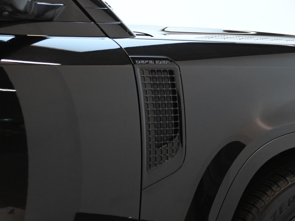 2023 Land Rover Defender SE-27