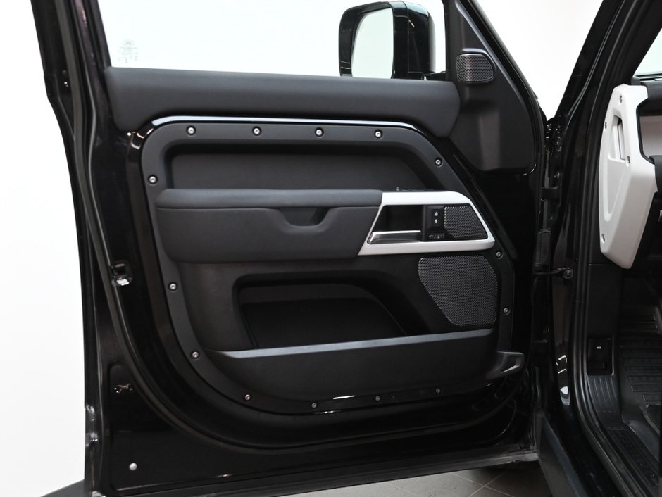 2023 Land Rover Defender SE-8