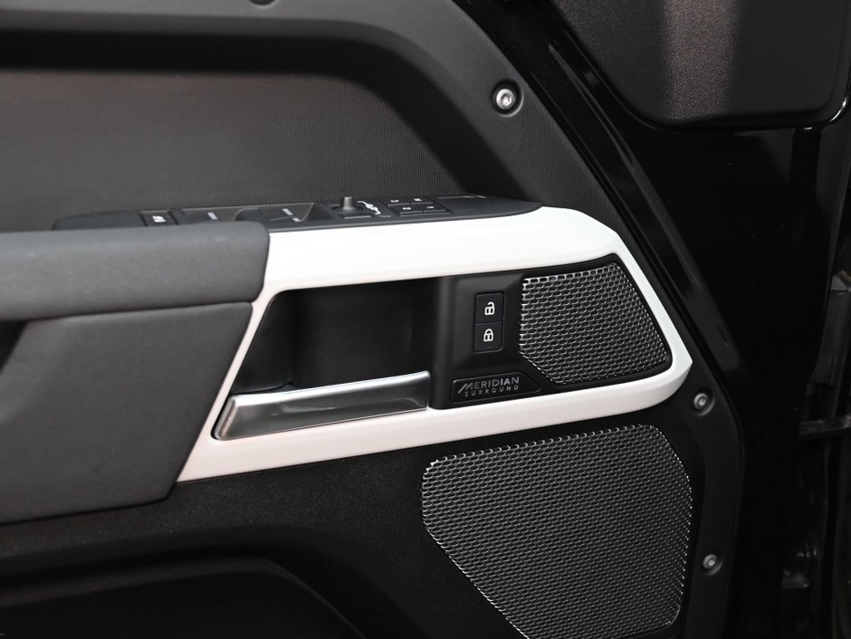2023 Land Rover Defender SE-9