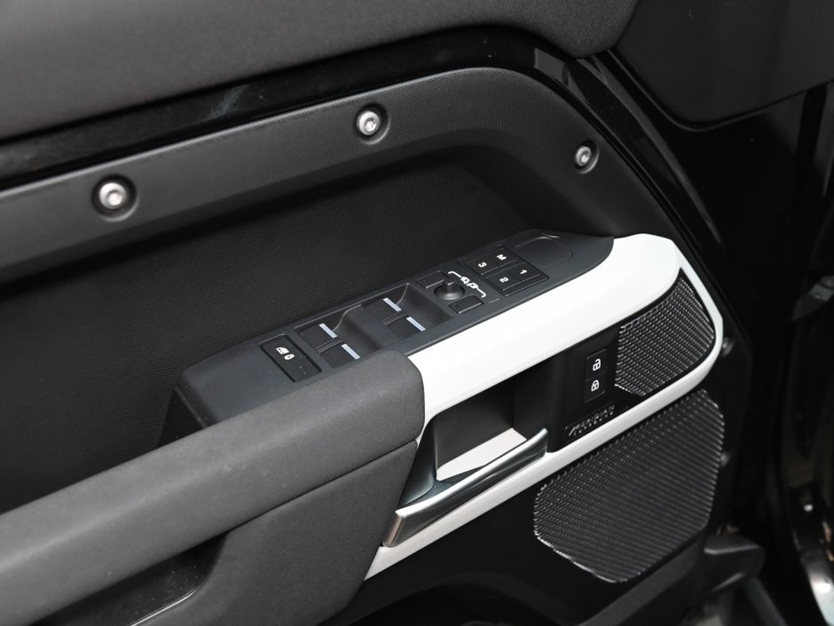 2023 Land Rover Defender SE-10
