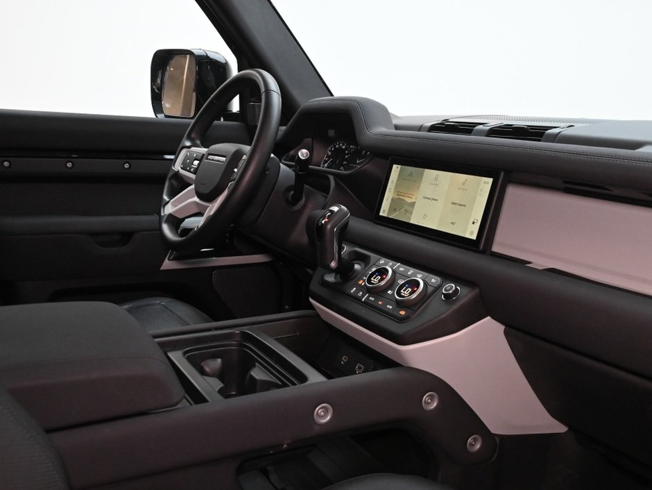 2023 Land Rover Defender SE-24