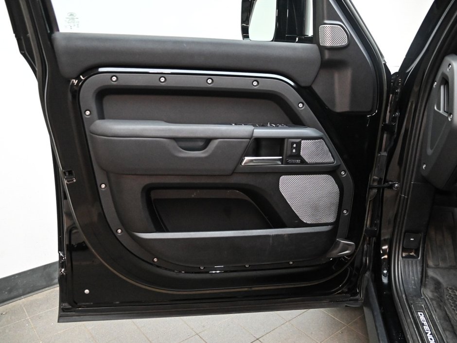 2023 Land Rover Defender X-Dynamic SE-9
