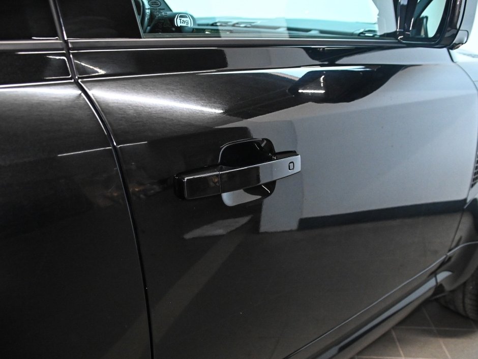 2023 Land Rover Defender X-Dynamic SE-28
