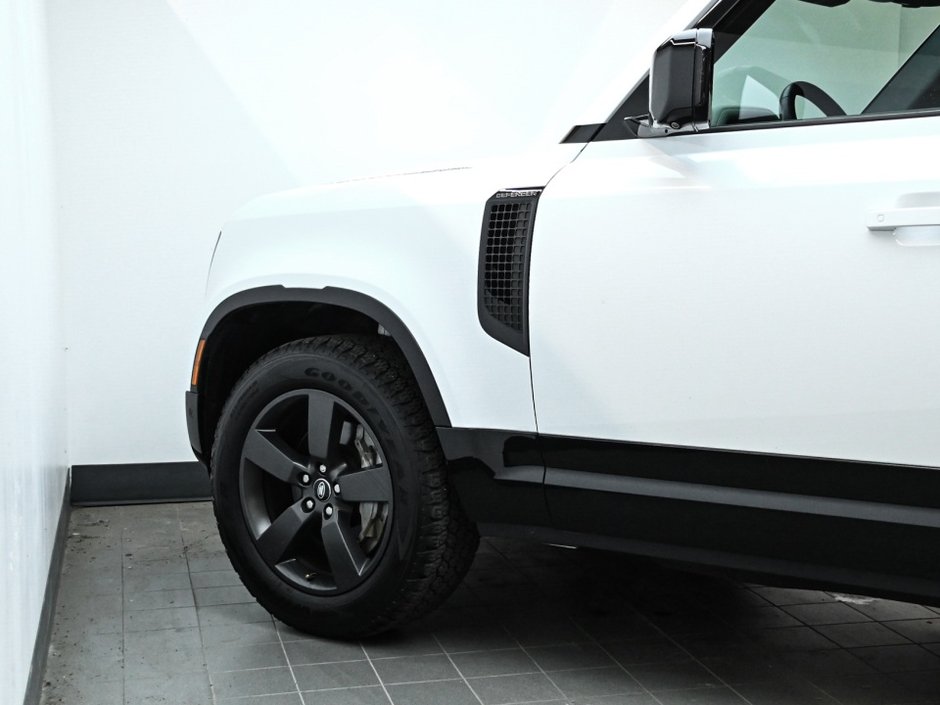 2024 Land Rover Defender X-Dynamic SE-30