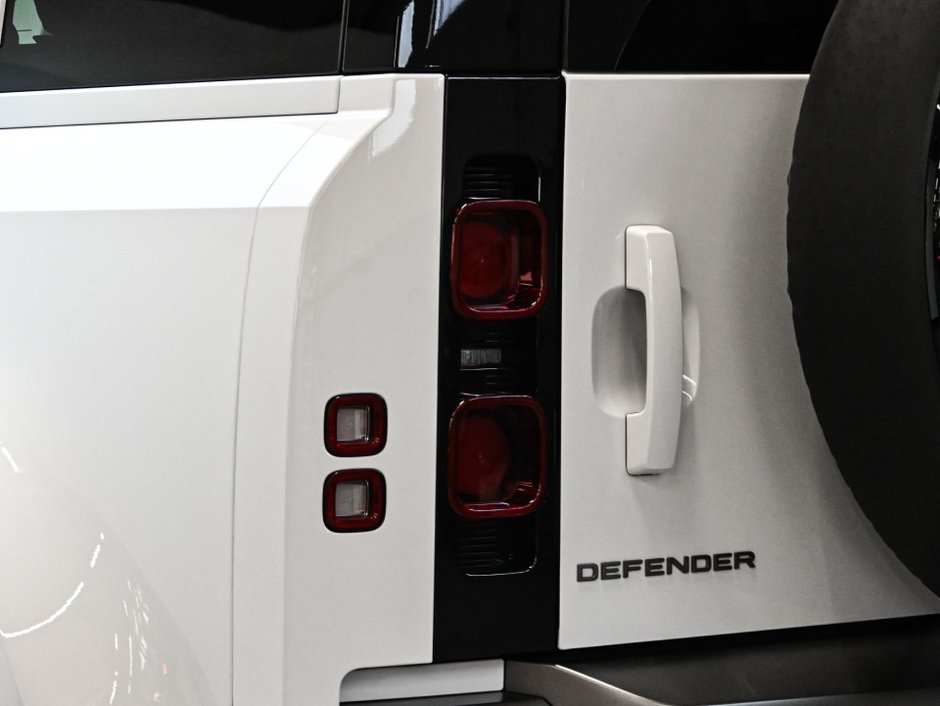 2024 Land Rover Defender X-Dynamic SE-28