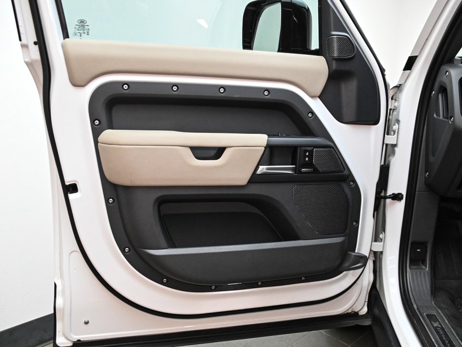 2024 Land Rover Defender X-Dynamic SE-8