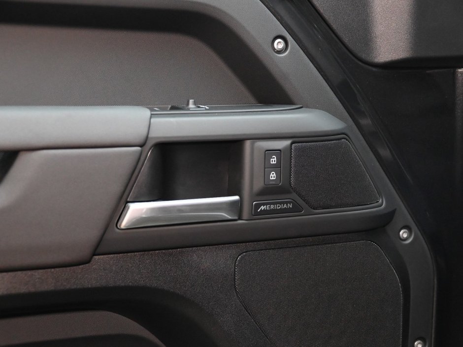 2025 Land Rover Defender S-17