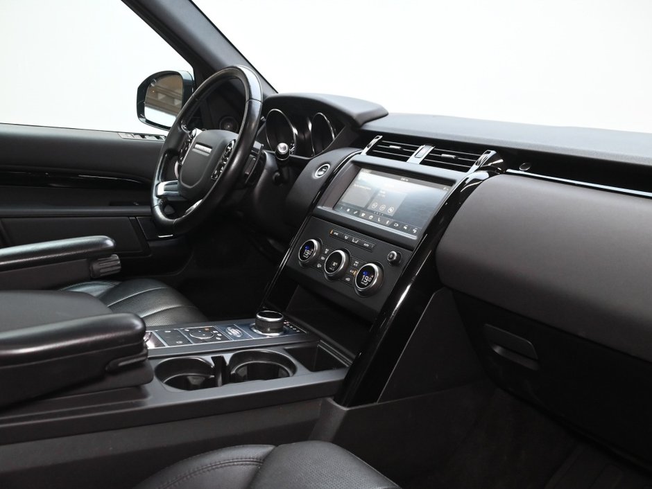 2020 Land Rover Discovery SE-24