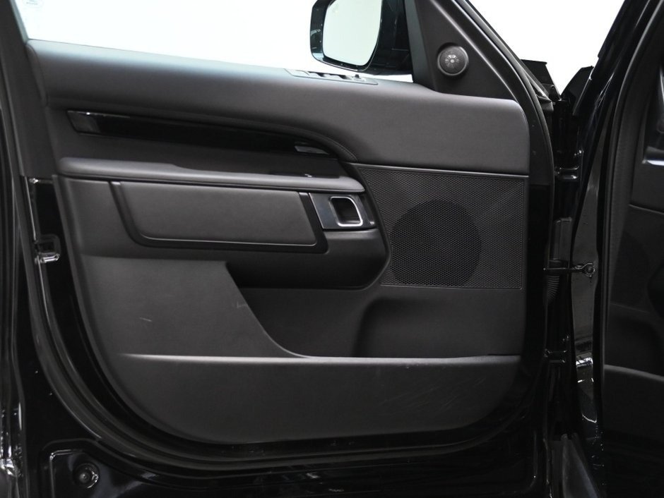 2023 Land Rover Discovery S-9