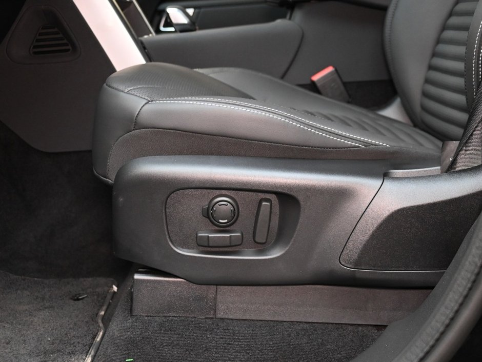 2025 Land Rover Discovery Dynamic SE-18