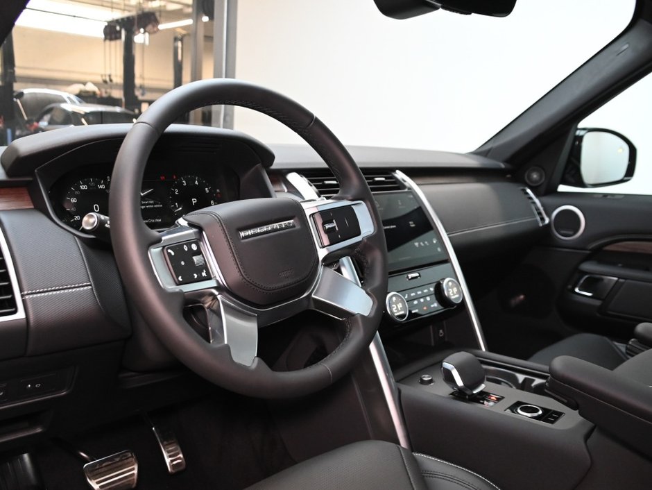 2025 Land Rover Discovery Dynamic SE-2