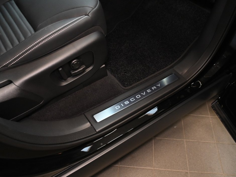 2025 Land Rover Discovery Dynamic SE-13