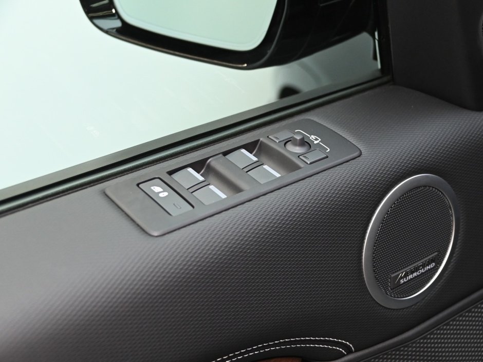 2025 Land Rover Discovery Dynamic SE-17