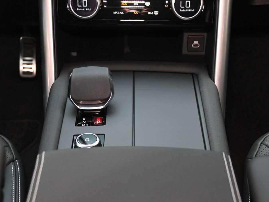 2025 Land Rover Discovery Dynamic SE-27