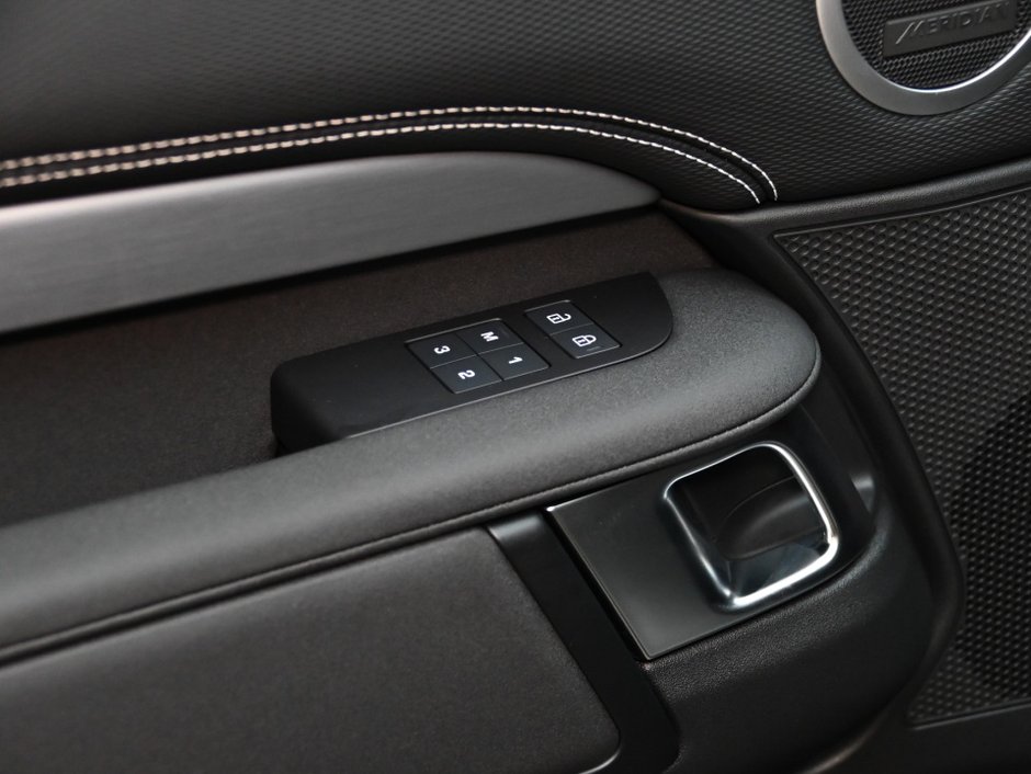 2025 Land Rover Discovery Dynamic SE-17