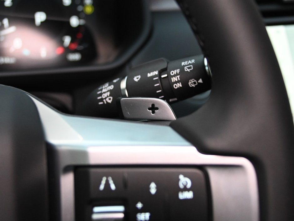 2025 Land Rover Discovery Dynamic SE-23