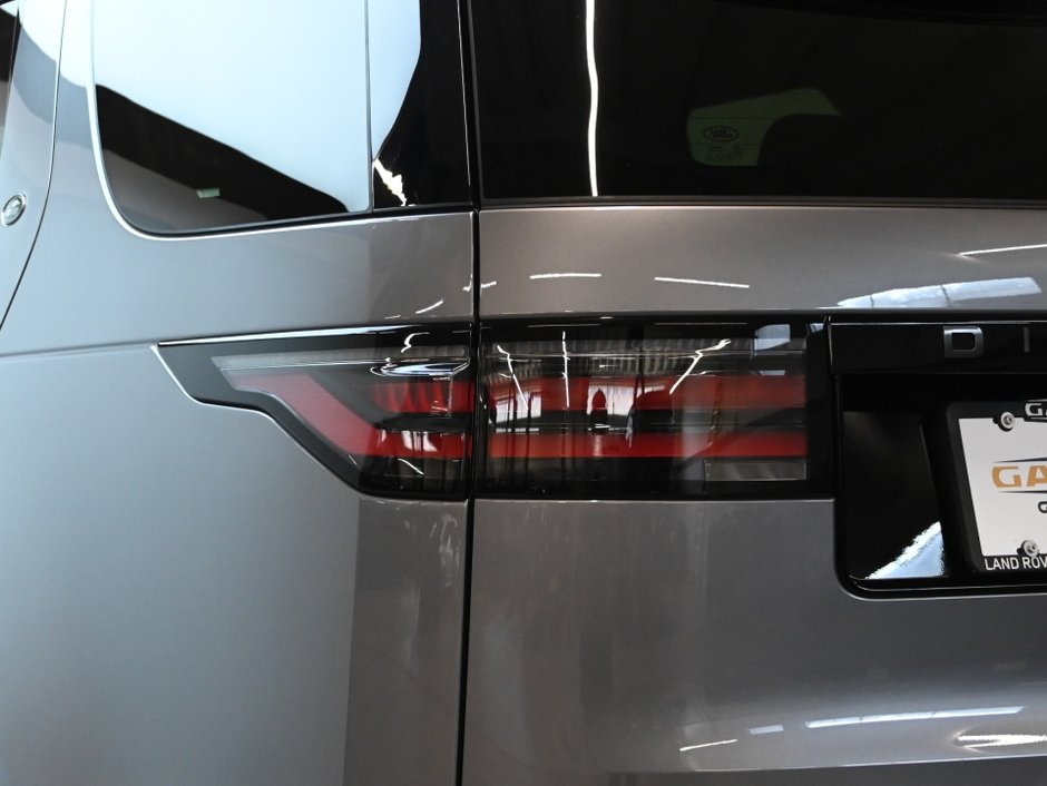 2025 Land Rover Discovery Dynamic SE-9