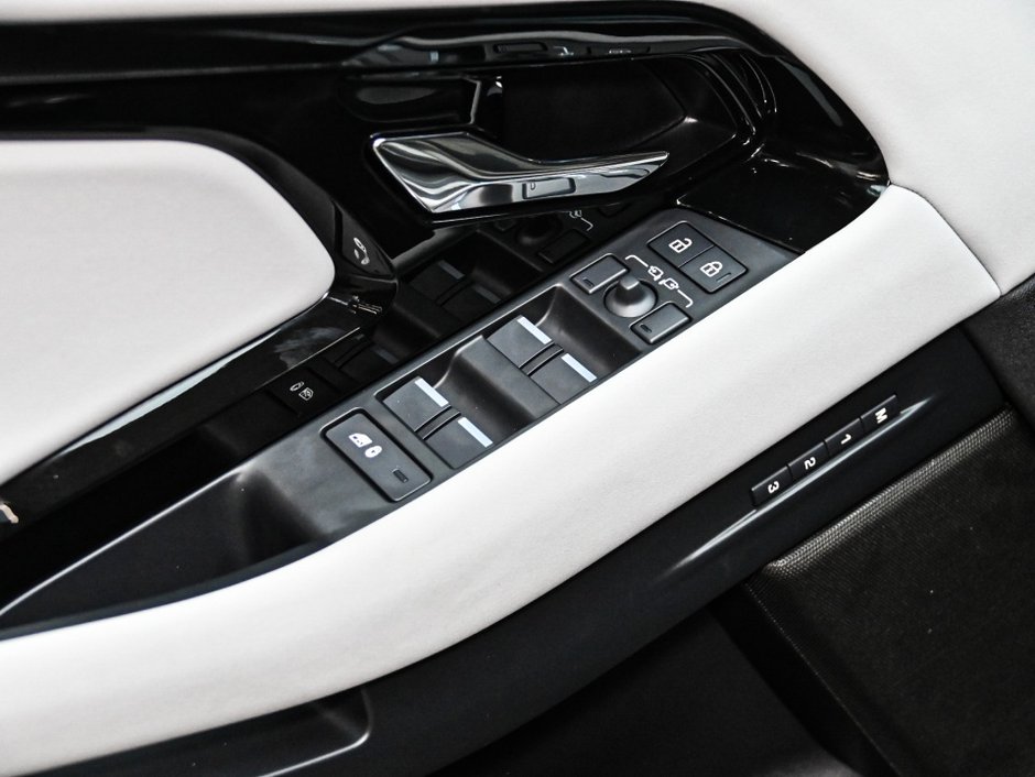 2026 Land Rover Range Rover Evoque Dynamic SE-16