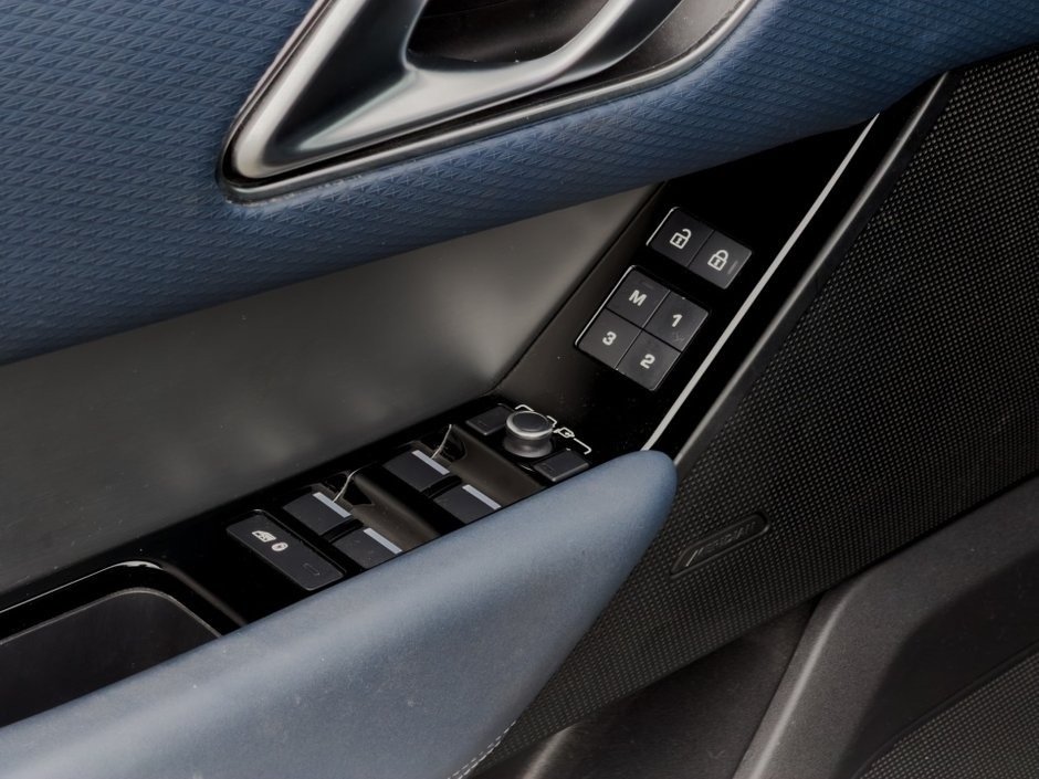 Land Rover Range Rover Velar R-Dynamic S 2023-9