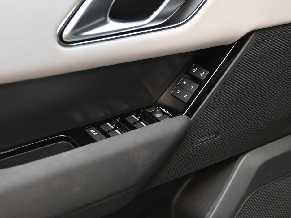 2025 Land Rover Range Rover Velar Dynamic SE-11