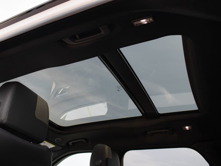 2026 Land Rover Range Rover Velar Dynamic SE-12